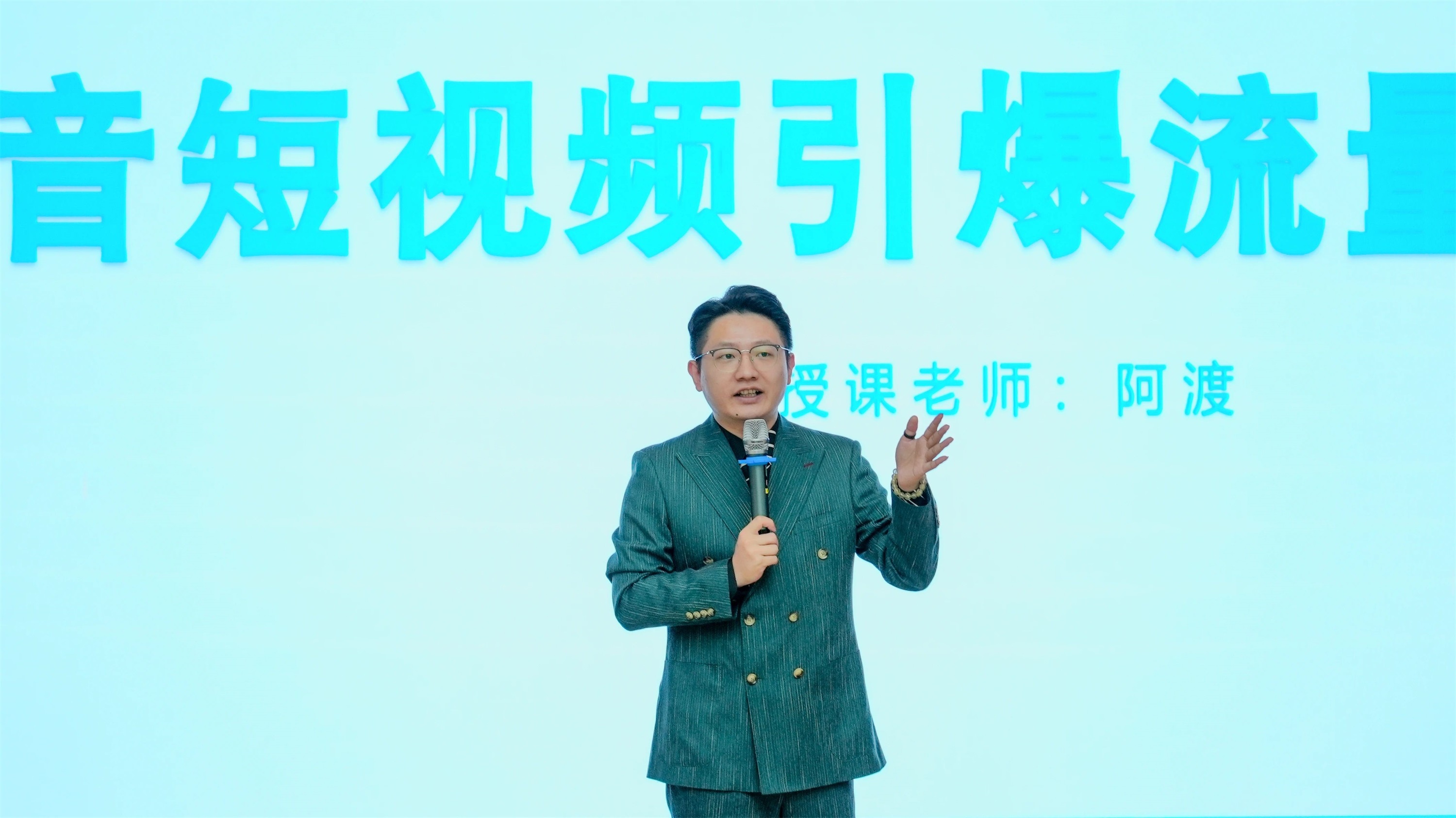 红龙扑克 - 专业在线扑克赛事运营商