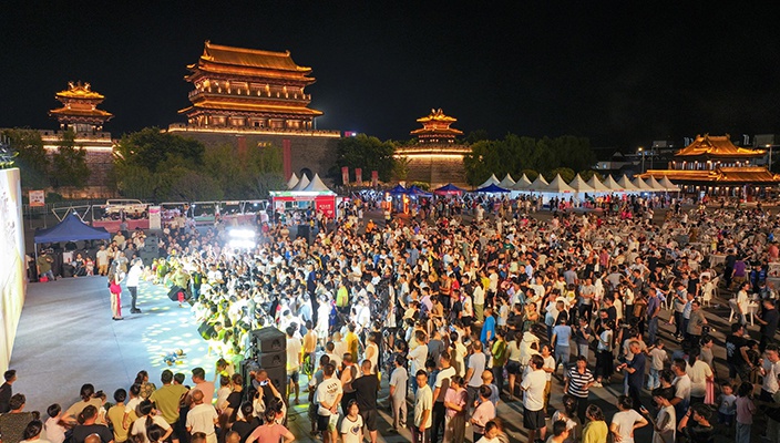 “夜经济”点燃烟火气，，市民乐享“红龙poker官网盛宴”